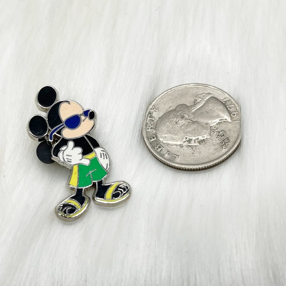 🔮 5/$25 Disney Beach Mickey Mouse Pin - Picture 2 of 3